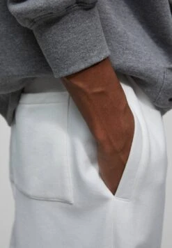 PULL & BEAR PULL&BEARWIDE LEG - Träningsbyxor - Off White 13 PULL & BEAR PULL&BEARWIDE LEG - Träningsbyxor - Off White -Stil och Komfort Butik f14b6380a9234ea5a3d2d72b2e274a05