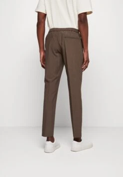 Isaac DewhirstSUIT MOTION MAX - Kostym - Walnut -Stil och Komfort Butik f1d7810e06a24e39b1d22625b269b74a