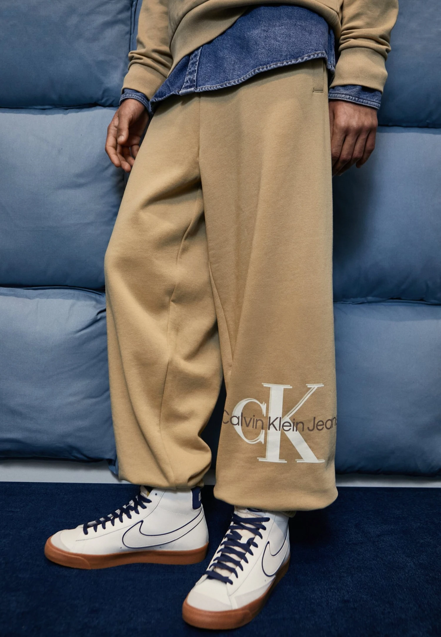 Calvin Klein JeansARCHIVAL MONOLOGO PANT - Träningsbyxor - Travertine 3 Calvin Klein JeansARCHIVAL MONOLOGO PANT - Träningsbyxor - Travertine
