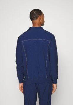 EllesseMAGNIFICO - Träningsjacka - Denim 10 EllesseMAGNIFICO - Träningsjacka - Denim -Stil och Komfort Butik f436eded65e3472195c06c7d029bc72d